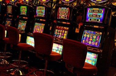 Domino QQ table interface on karyabola showing player positions and betting rounds